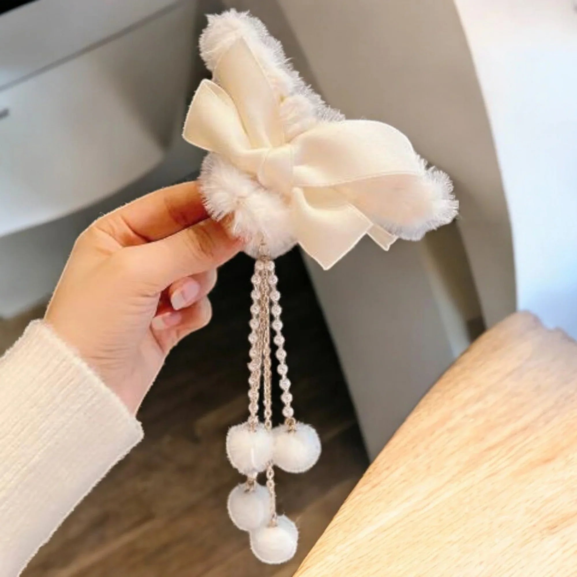 Fur Clawclips with Tassels White