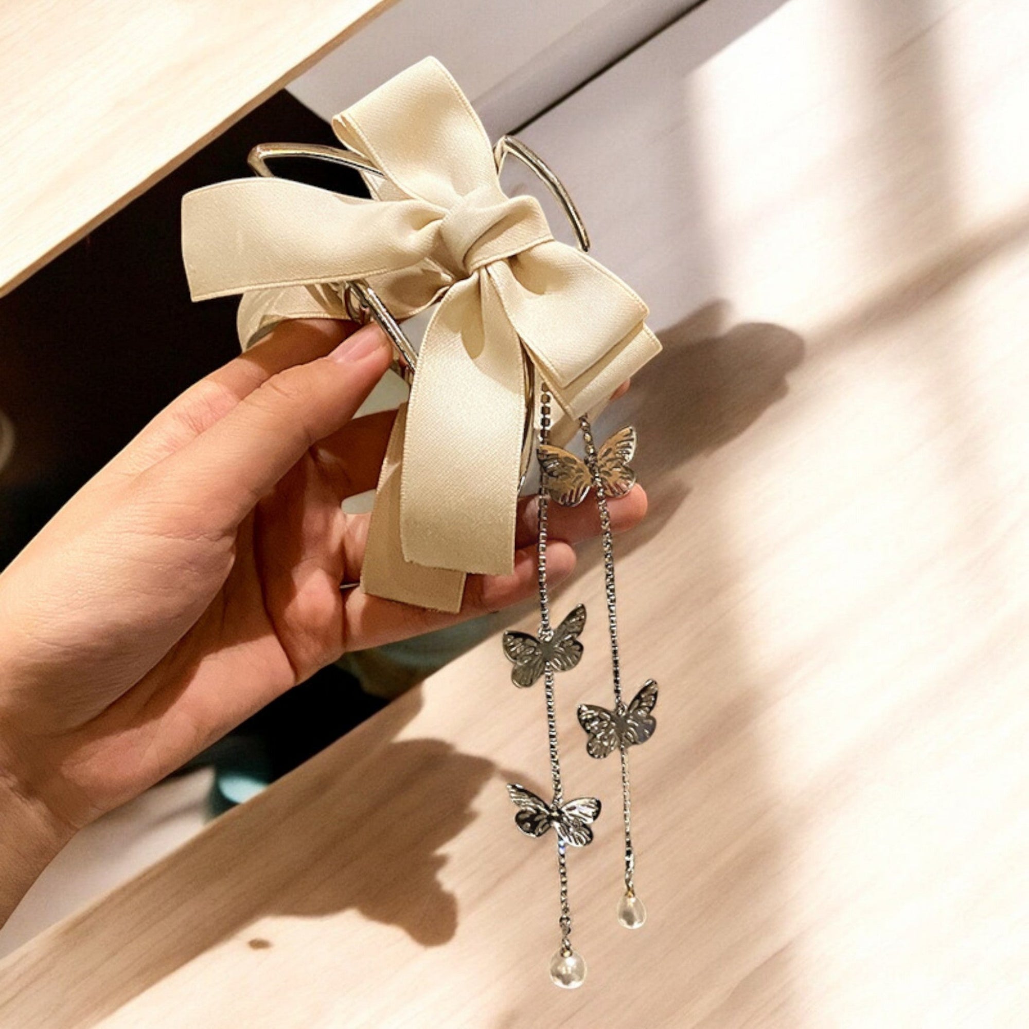 Ribbon Clawclips with Butterfly Tassels white