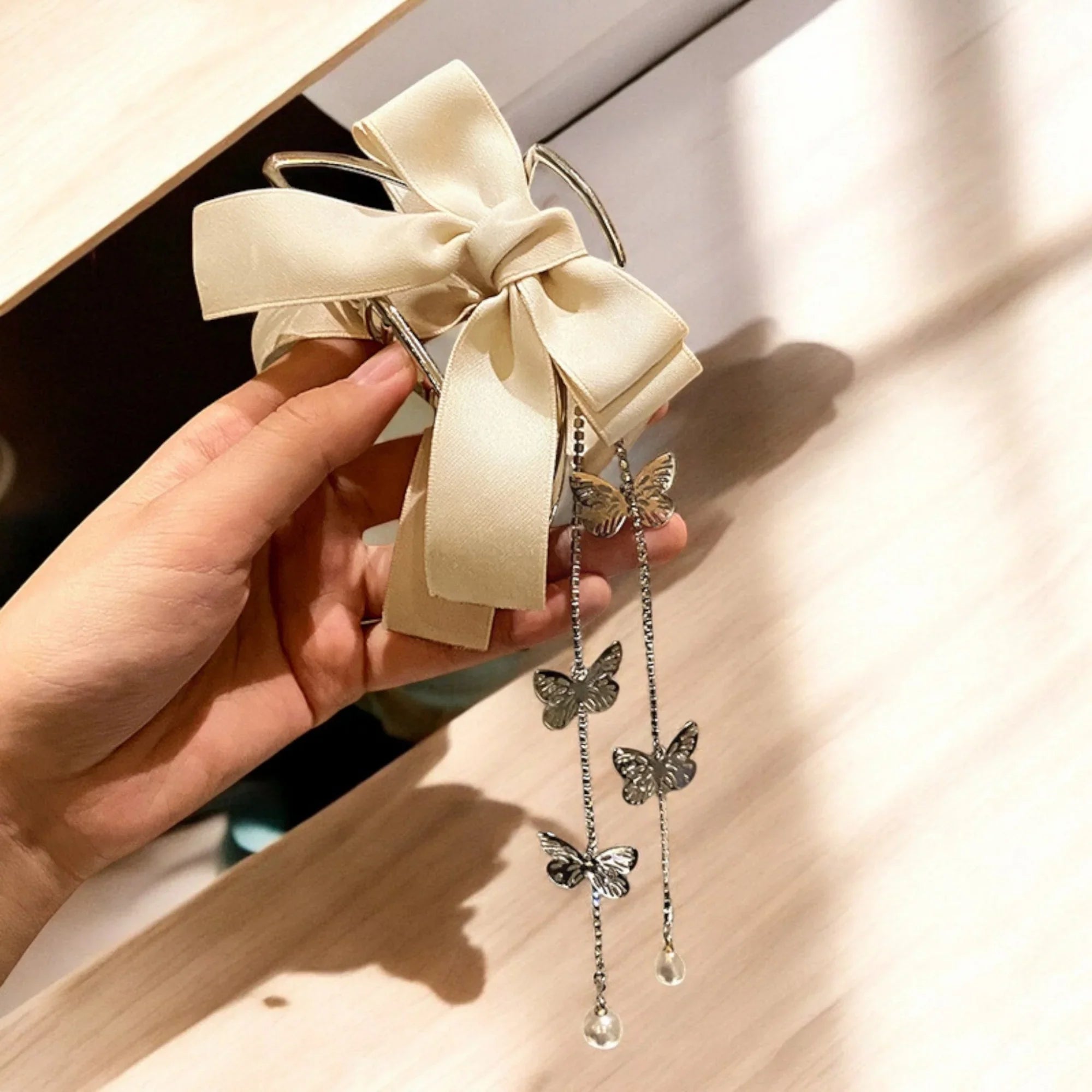 Ribbon Clawclips with Butterfly Tassels white